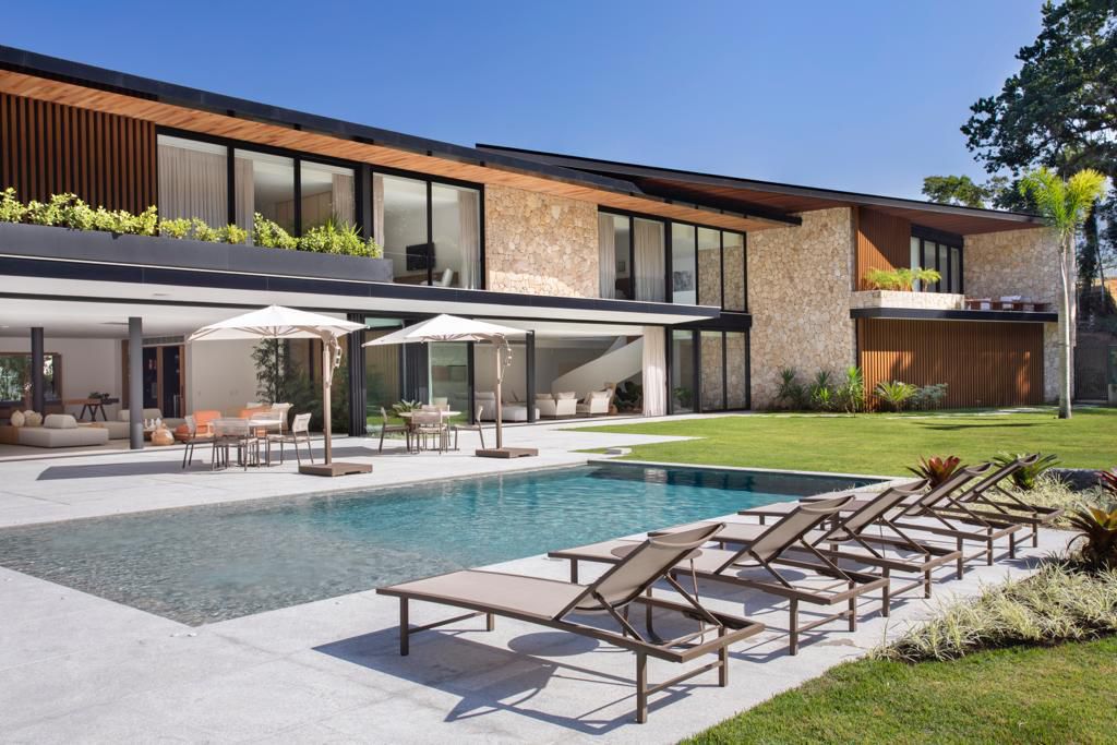 Fachada da casa de 800 m² no Condomínio Portobello, Mangaratiba — vista frontal com piscina aquecida